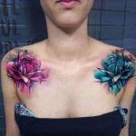 Tattoo Frau blau rosa Rosen