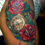 Tattoo Frauen Rosen und Uhr
