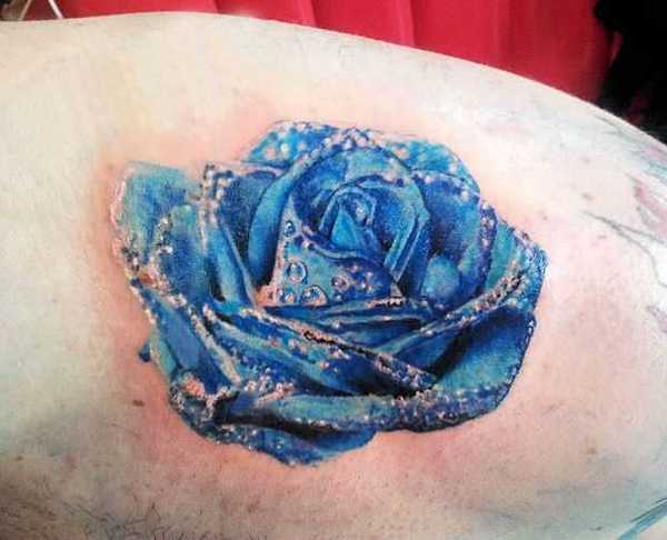 Tattoo Mädchen Schlüsselbein blau rosa