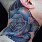 Tattoo am Hals eines Mannes blaue Rose