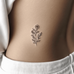 Minimalistisches Blumen-Tattoo für den Unter-Rücken